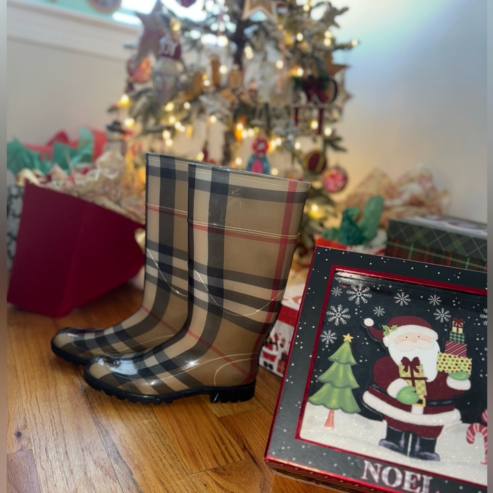 Stunning Authentic Burberry Rain Boots